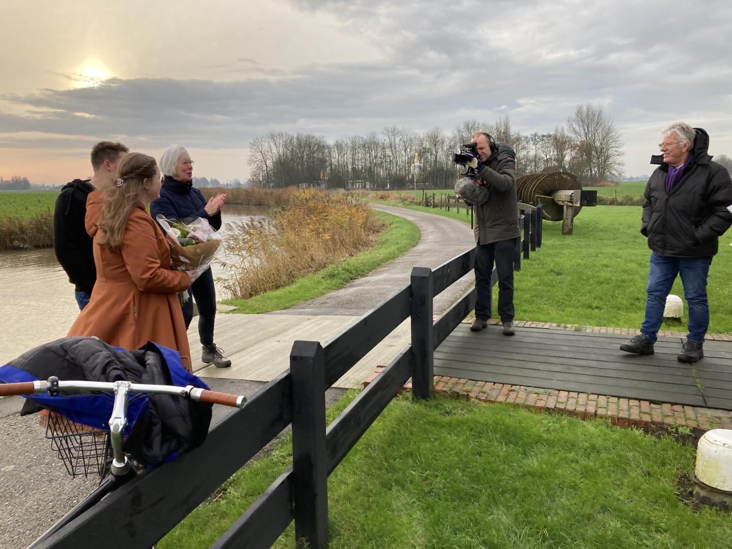 Belangstellenden en bloemetje voor de kersverse molenaarsvrouw