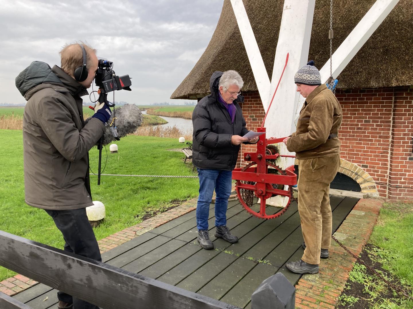 Voorzitter Hen van der Veen overhandigt sleutel en molenaarsreglement.