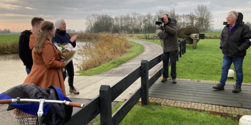 Belangstellenden en bloemetje voor de kersverse molenaarsvrouw