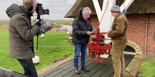 Voorzitter Hen van der Veen overhandigt sleutel en molenaarsreglement.